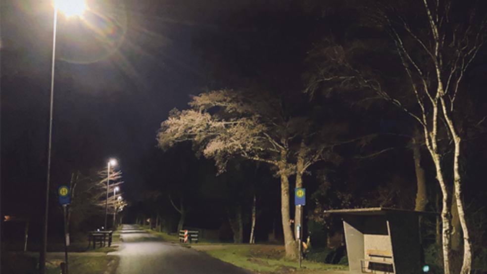 Gut ausgeleuchtet ist jetzt die Bushaltestelle am Osseweg in Dielerheide. © Foto: privat