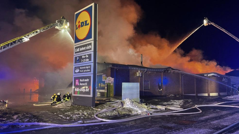 Das Feuer brachte den Lidl-Markt in Aurich zum Einsturz. © Foto: dpa