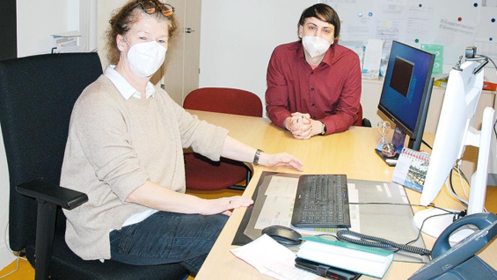 Medientechnik-Student Jan-Ole Weiß und Gudrun Stüber, Rektorin der Grundschule am Wall, freuen sich auf die Zusammenarbeit in Sachen digitaler Unterricht.  © Foto: Hochschule