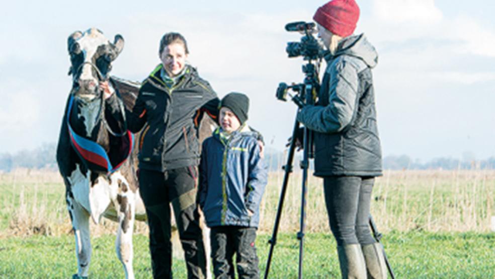 In »Homestories« werden vom 8. bis 12 März jeden Tag eine ehemalige »Miss Ostfriesland« vorgestellt. Das Foto entstand beim Videodreh für die »Homestory« über »Greta« und Besitzerin Juliane Haßbargen.  © Foto: VOST