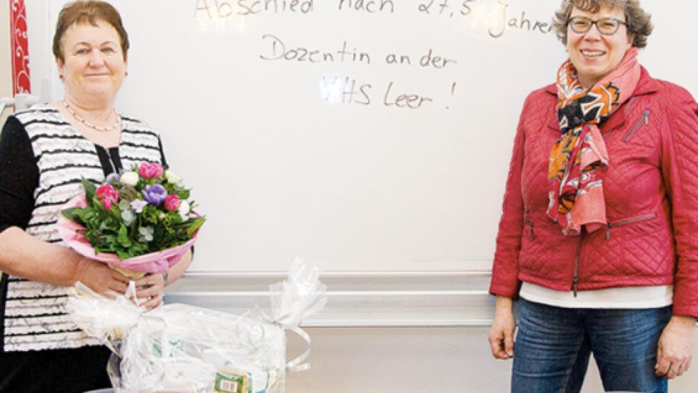 Irina Herdt (links) bei ihrer Verabschiedung mit der VHS-Fachbereichsleiterin Ursula Behrends.  © Foto: VHS Leer