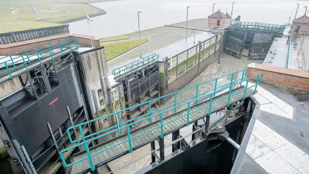 In der Seeschleuse Leysiel finden Wartungsarbeiten statt. Der Niedersächsische Landesbetrieb für Wasserwirtschaft, Küsten- und Naturschutz (NLWKN) führt die Arbeiten alle zwei Jahre aus.  © Foto: dpa/Sina Schuldt