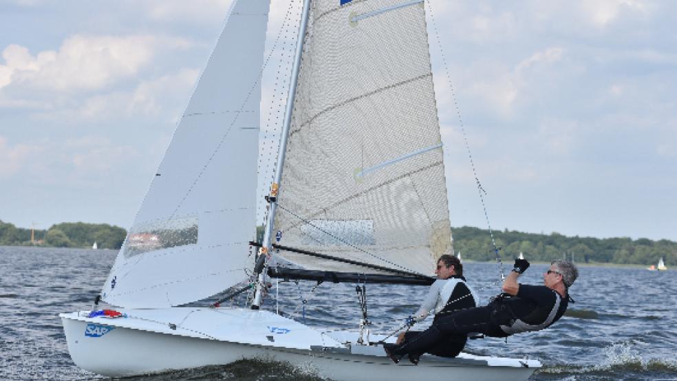 Segelt eigentlich schon, seitdem er denken kann: Bernd Rasenack (im Ausleger) mit seinem Kumpel und Mitsegler Stephan Brückner.  © Foto: privat