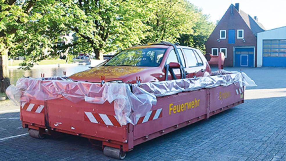 Brennende Akkus von Elektroautos müssen 24 Stunden lang in einem Wassertank gekühlt werden. Bei der Feuerwehr Emden kommt seit einigen Jahren dieser flache Container, der mit Teichfolie ausgeschlagen ist, zum Einsatz.  © Foto: Lenz/Feuerwehr Emden