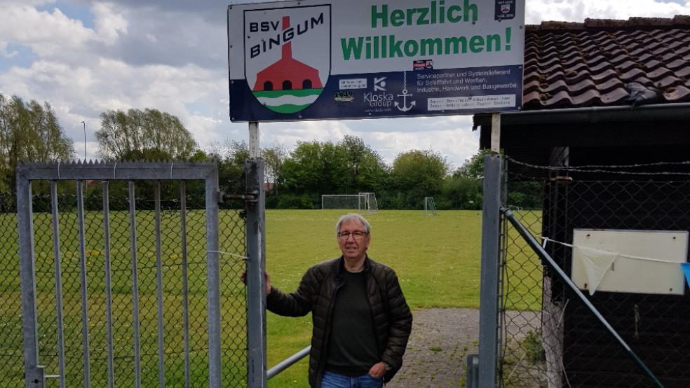 Heinz Dieter Schmidt vor dem alten Sportplatz des BSV Bingum - den Bau des neuen hat er vorangetrieben. Künftig wird der 68-Jährige vor allem als Gast kommen.  © Foto: Born