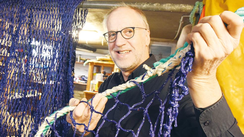 Der die Netze flickt: Gerold Conradi zeigt in seinem Keller, wie er ein Scheuernetz mit einer Nadel an ein Tau gelascht hat. Moderne Netze sind aus Nylon. Früher bestanden sie aus Baumwolle.  © Foto: Pries 