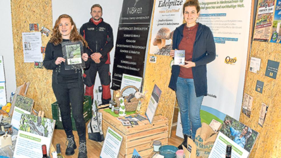 Nachdem Kim David Ihnen mit seinem Unternehmen Fars Brandschutz von der Butterstraße an die Emder Straße umgezogen ist, wird das Gebäude in der Butterstraße weiter genutzt. Christine Ihnen (links) hatte die Idee, das Schaufenster in ein »Sch(l)aufenster« zu verwandeln und über nachhaltige Ernährung zu informieren. Unterstützt wird sie von der Eine-Welt-Promotorin Canan Barski.  © Foto: Händel