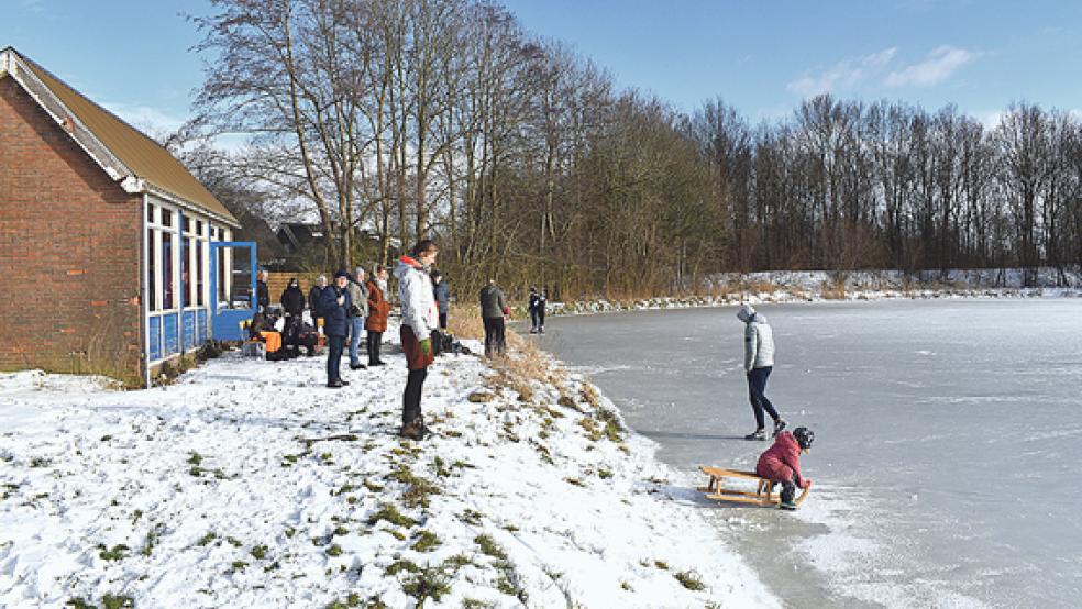 Das frische Eis wurde nicht nur auf Eisenkufen, sondern auch mit Schlitten und sogar zu Fuß erkundet. Kleines Bild: Brian, Sven und Rowin (von links) waren in dieser Saison die ersten »schaatser« auf der Eisfläche in Bad Nieuweschans.  © Fotos: Kuper