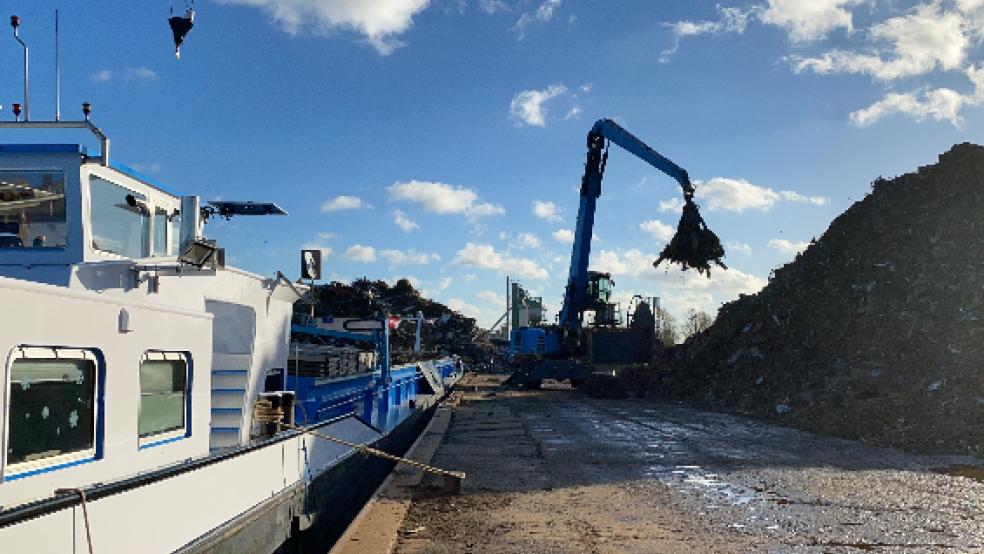 Auch im Leeraner Hafen - hier ein Bild vom Schrottumschlag bei der Nehlsen E. Heeren GmbH - gelten strenge Regeln, um die Corona-Pandemie einzudämmen. Zuständig für die Kontrolle der Seeschiffe ist der Hafenärztliche Dienst, der beim Gesundheitsamt der Stadt Emden angesiedelt ist. © Foto: Stadtwerke Leer