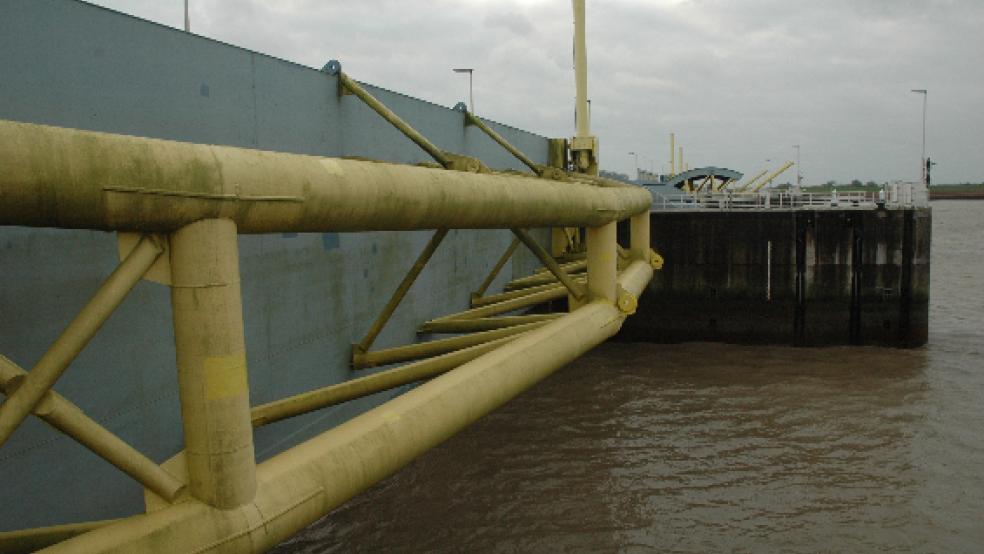 Viel hängt davon ab, ob sich die Gewässergüte der Ems mit der Tidesteuerung durch das Sperrwerk in Gandersum so verbessern lässt, dass der Fluss wieder ein dauerhafter Fischlebensraum wird. © Foto: Szyska