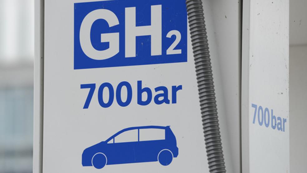 Bis mit Wasserstoff angetriebene Müllfahrzeuge, im Bild eine »Tanksäule« für Autos, serienreif sind, werden wohl noch einige Jahre vergehen.  © Foto: dpa