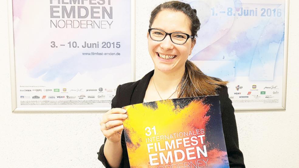 Nora Dreyer, Geschäftsführerin des Internationalen Filmfestes Emden-Norderney, mit dem aktuellen Plakat des Filmfestes.  © Foto: privat
