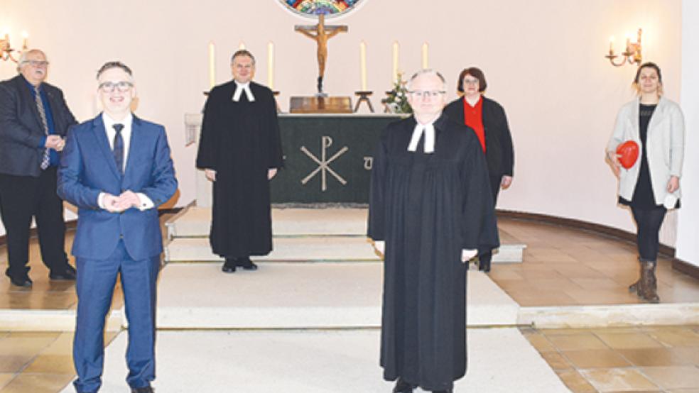 Mit einem Gottesdienst in der Erlöserkirche feierte die lutherische Kirchengemeinde Weener gestern die Einführung von Prädikant Sascha Wiegand und Pastor Rolf Kemner (vorne, von links). Mit auf dem Foto sind Johannes Willms vom Vorstand der Emmaus-Kirchengemeinde Bunde (links), Kirchenkreis-Superintendent Thomas Kersten sowie Anne Theile und Jule Tönjes (rechts), beide vom Vorstand der Kirchengemeinde Weener.  © Foto: Kuper