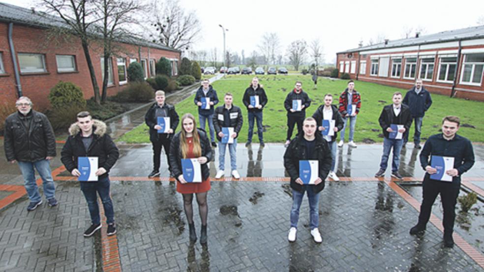 Ferdinand Reit (links) und Gerd-Peter Mumme (stellvertretender Leiter der ABW-Weener, zweiter von rechts) verabschiedeten jetzt die Absolventen, die ihre Berufsausbildung erfolgreich abschließen konnten.  © Foto: privat