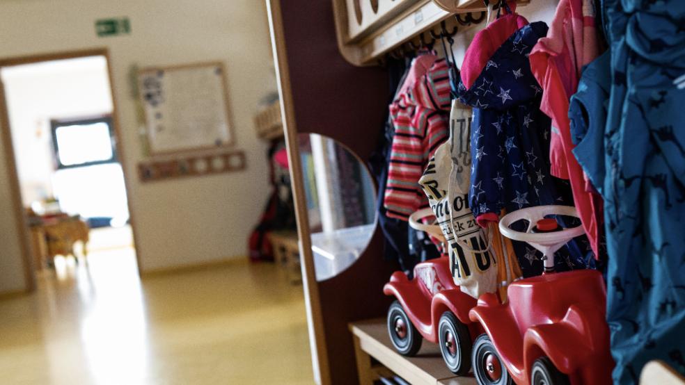 Mitarbeiterinnen und Mitarbeiter der Kitas im Rheiderland wurden bisher nicht vorsorglich auf Covid-19 getestet. Ab dieser Woche sind Tests auf freiwilliger Basis möglich.  © Symbolfoto: picture alliance/Philipp von Ditfurth