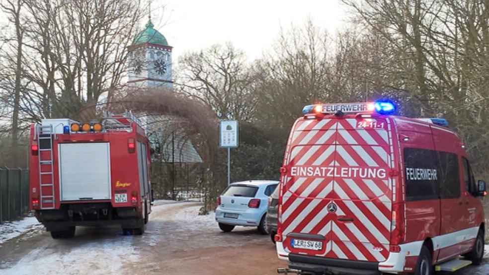 Ein kleines Lagerfeuer machten Unbekannte im Hessepark. Die Feuerwehr rückte an.  © Foto:J. Rand/Feuerwehr Weener