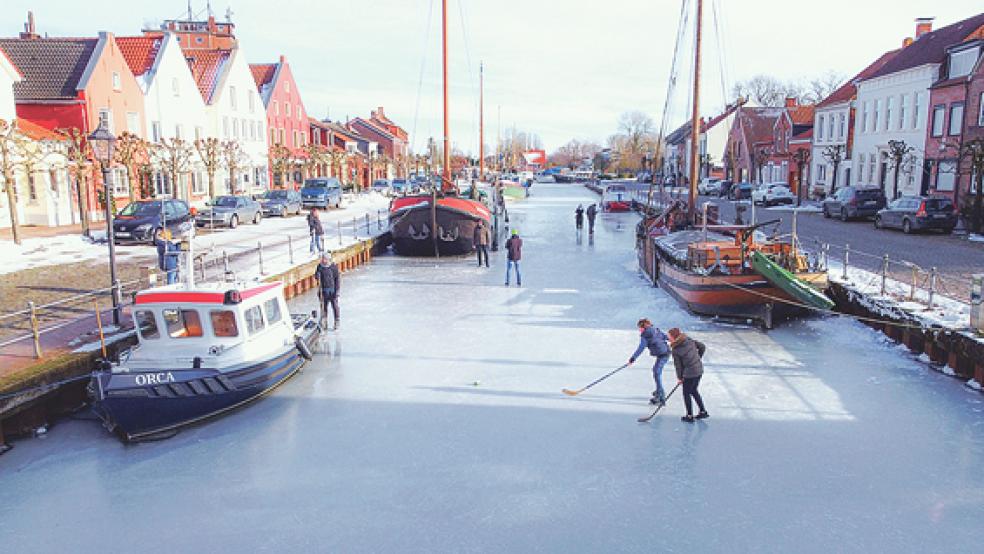 Der Alte Hafen in Weener wird zur Eisbahn - das hatte es 2006 das letzte Mal gegeben. Jetzt ermöglichte starker Frost dieses Wintervergnügen.  © Foto: Bruins