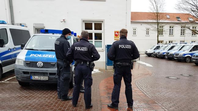 Polizeipräsenz bei Haftprüfung