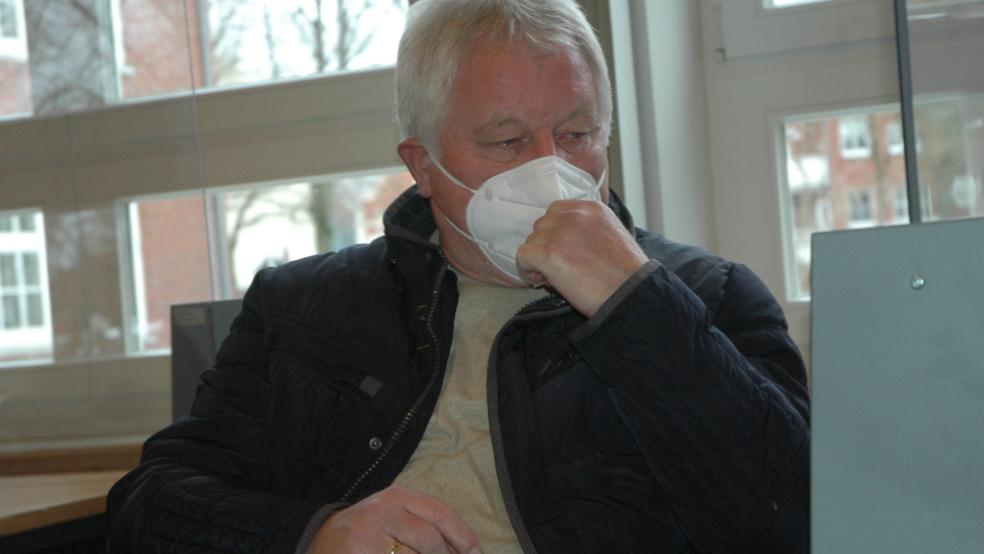 Auf der Anklagebank: Gerd Koch gestern Vormittag am Amtsgericht in Leer. © Foto: Szyska