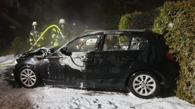 Feuerwehr löscht brennendes Auto