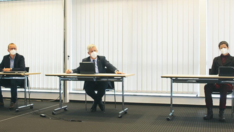 Wilfried Harms, Leiter des Impfzentrums in Hesel, Landrat Matthias Groote und Ute Buntrock (von links) informierten gestern über die ersten Impfungen, die in Hesel durchgeführt wurden.  © Foto: Berents