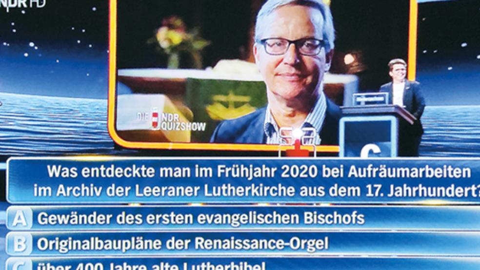 Pastor Christoph Herbold aus Leer präsentierte im Einspieler der NDR Quizshow »Leuchte des Nordens« die Frage zur wiederentdeckten Bibel.  © Dübbel