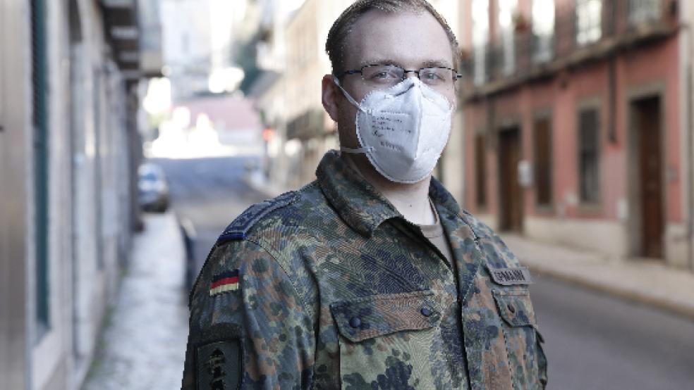 Oberfeldwebel Marius Kopmann aus Holthusen gehört zum Einsatzverband der Bundeswehr, der zurzeit schwerstkranke Corona-Patienten in Lissabon versorgt. © Foto: Kleinert (Bundeswehr)