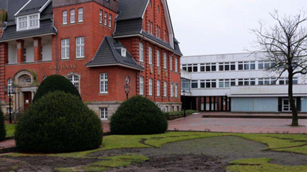 Ein provisorisches Abwasser-Pumpwerk soll im Garten des Papenburger Rathauses installiert werden.  © Foto: Stadt Papenburg