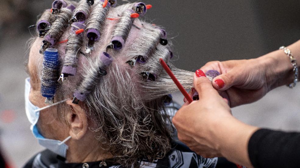 Die Lockenwickler liegen bereit für die Wiedereröffnung der Friseursalons am 1. März. Kunden müssen dann mit höheren Preisen rechnen und Wartezeiten einplanen. © Symbolfoto: Büttner (dpa)