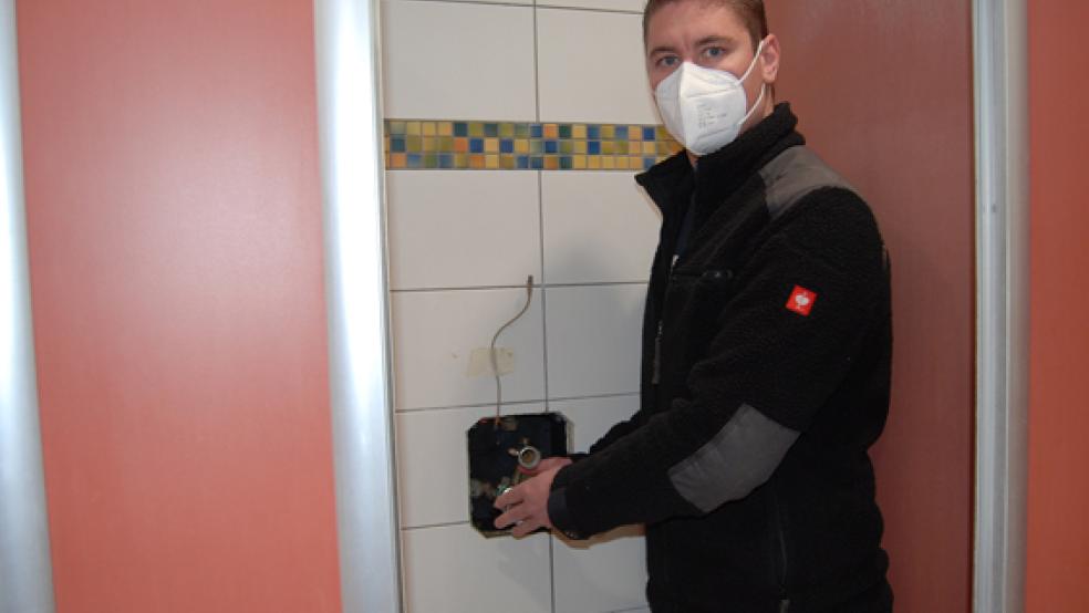 Auf ungewohntem Terrain bewegt sich derzeit Schwimmmeister Markus Bakker. Er ist mit seinem Team unter anderem mit dem Austausch von Dichtungen in den Duscharmaturen und der Erneuerung der Lichttechnik beschäftigt.  © Foto: Hoegen