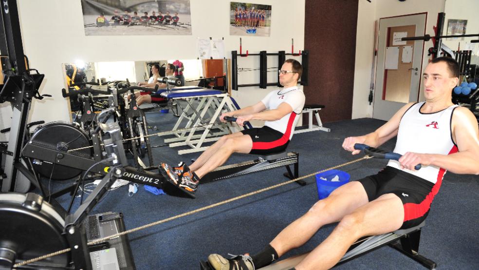 Maiko-Benedikt Remmers (vorne) und Jann Schürmann vom Ruderverein Argo legten sich bei den virtuellen Deutschen Ergometer-Meisterschaften in ihrem Bootshaus mächtig ins Zeug.  © Foto: Wolfenberg
