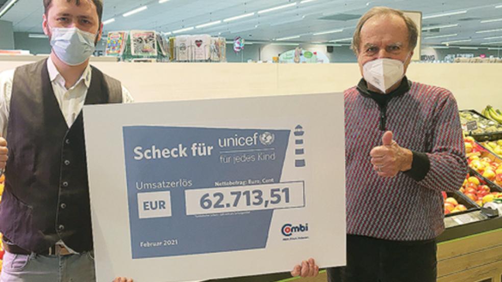 Stellvertretend für UNICEF nahm Gerd Bartinger, Mitarbeiter der UNICEF Arbeitsgruppe Ostfriesland (rechts), den Scheck von Combi Marktleiter Michael Schischkin in Sögel entgegen.  © Foto: Bünting