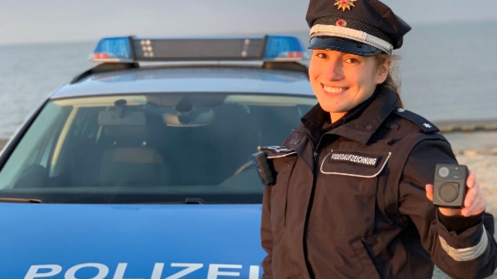 Die Einsatzkräfte tragen ein Hinweisschild mit der Aufschrift »Videoaufzeichnung« an der Uniform. © Foto: Polizei