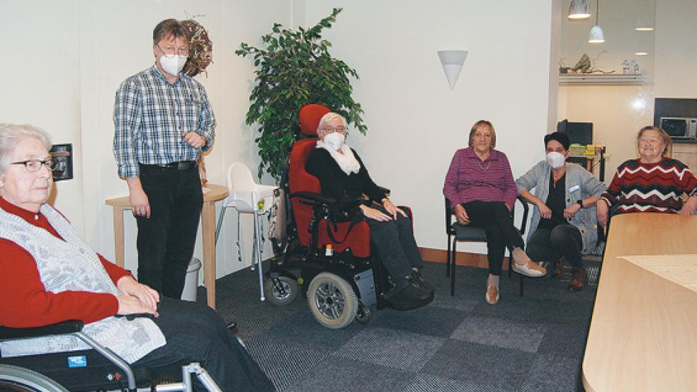 Christa Bossel - links im Bild - lebt ebenso wie Engeline Boer (zweite von links), Gesina Bültena (neben ihr) und Maria Petrat (rechts) im Wohnbereich »Wiese« des Altenzentrums. Hier arbeitet auch Elke Ritz (zweite von rechts) als Pflegekraft, sodass auch unter Corona-Bedingungen für unser Foto keine besonderen Abstandsregelungen für Gesina Bültena, Elke Ritz und Maria Petrat galten. Zweiter von links Andreas Cramer, Leiter des Altenzentrums.  © Foto: Hoegen