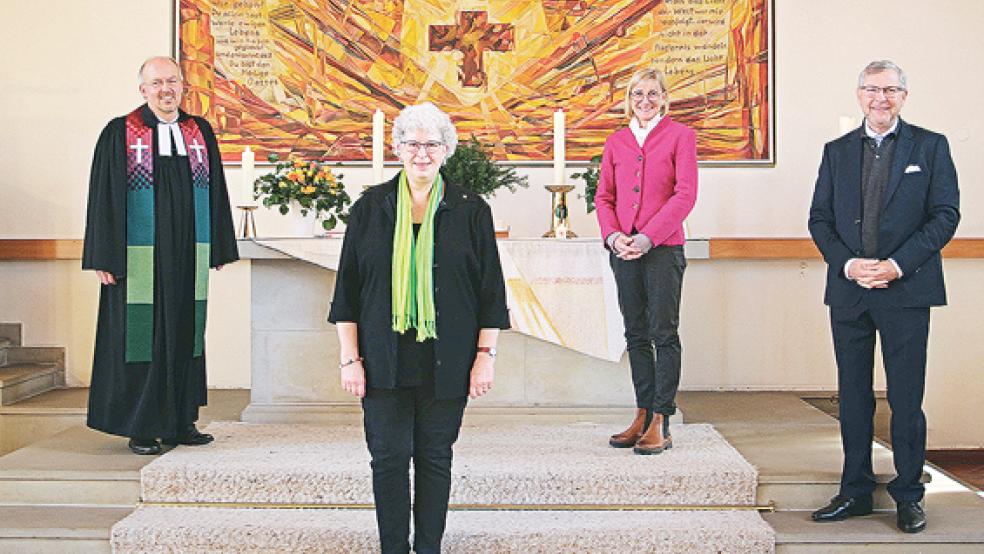 Diakonin Susanne Kretzschmar (vorne im Bild) wurde in der Pauluskirche Leer-Heisfelde von Pastor Christian Erchinger (von links) sowie den Kirchenvorstandsmitgliedern Fenna Bent und Carl Friedrich Brüggemann verabschiedet.  © Foto: Dübbel
