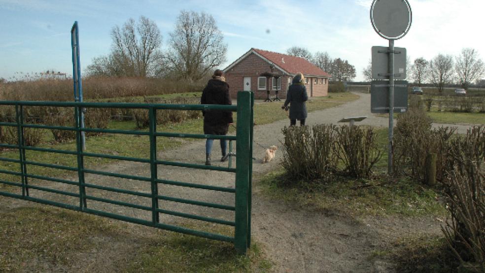 Das Gebäude mit dem Kiosk und den Sanitäranlagen am Badesee Holtgaste soll ab Anfang Mai von einem neuen Pächter betrieben werden. © Foto: Szyska