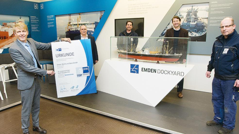 Die IHK zeichnete die Emder Werft und Dock GmbH aus. Das Foto zeigt von links: IHK-Präsident Dr. Bernhard Brons, Auditor Peter Detmers, Holger Stomberg (EWD), Auditor Günter Geerdes, Stephan Lomscher (EWD).  © Foto: IHK