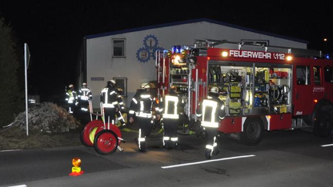 Feuerwehr löscht Feuertonne in Gewerbegebiet