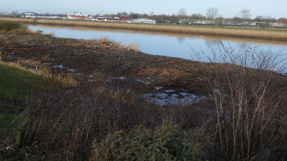 Am westlichen Ufer der Leda (im Hintergrund »multi Süd«) wurde eine Fläche hergerichtet für die ersten Vorarbeiten zum Neubau der Brücke. © Foto: Wieking