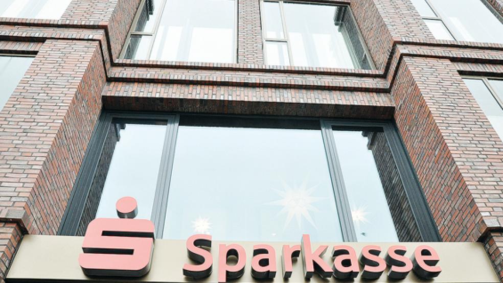 Neben dem Geschäft mit Immobilien hat auch der Dienstleistungsbereich bei der Sparkasse LeerWittmund ordentlich zugelegt.  © Archivfoto: Boelmann