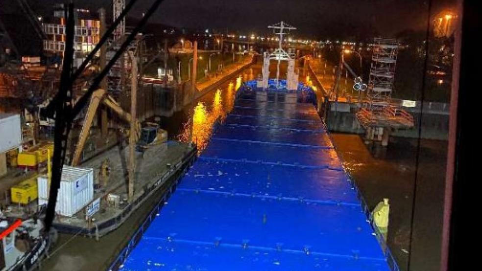 In der Seeschleuse finden derzeit Bauarbeiten statt, deshalb lag neben einem Arbeitsponton auch ein Schleppverband. © Foto: Wasserschutzpolizei