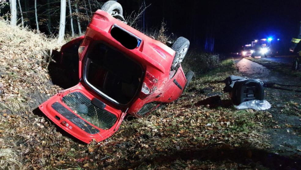 Nach einem Unfall in Großheide holten Feuerwehrleute den Fahrer durch die Heckklappe aus dem Auto. © Foto: Joachim de Groot (Feuerwehr)