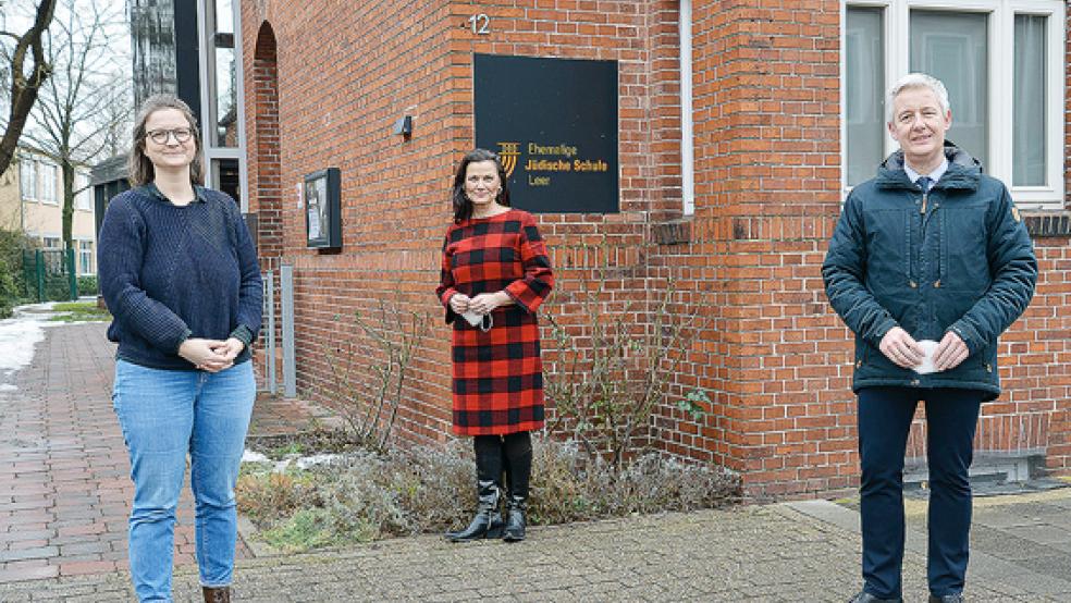 Freude über den Fördersegen vom Bund: (von links) Susanne Bracht (Leitung Ehemalige Jüdische Schule Leer), Gitta Connemann (Mitglied des Deutschen Bundestages) und Matthias Groote (Landrat des Landkreises Leer).  © Foto: privat