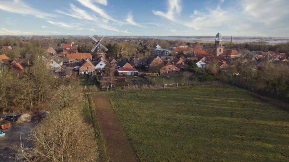 Tore stehen zwar auf dem Feld, an Fußballspielen ist aber nicht zu denken. Der Sportplatz an der Carl-Goerdeler-Schule in Jemgum ist völlig verkommen.  © Foto: Bruins