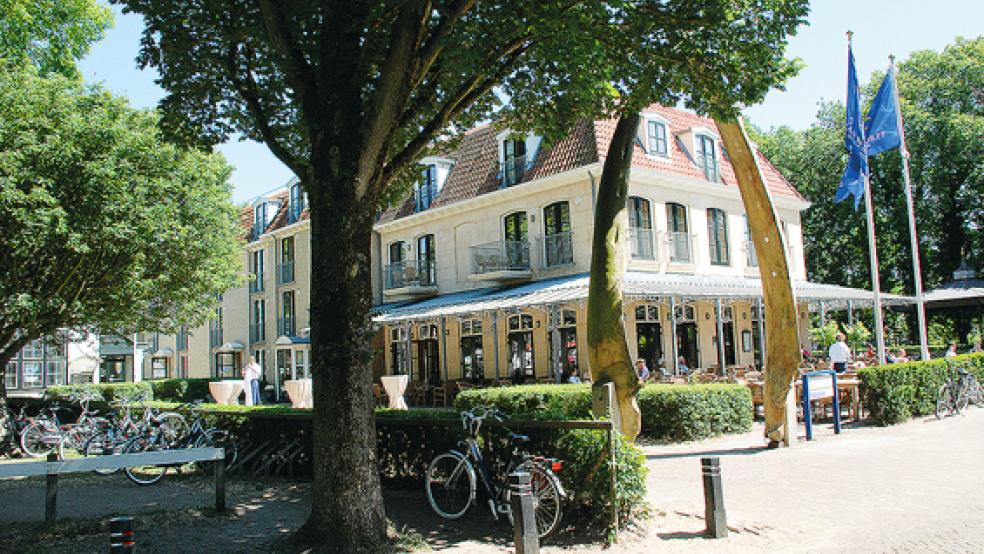 Das Hotel und Restaurant »Graaf Bernstorff« in der Ortsmitte auf Schiermonnikoog und fünf weitere Cafés und Restaurants wollen trotz der derzeitigen Corona-Sperre ab dem 16. März wieder öffnen.  © Archivfoto: Kuper