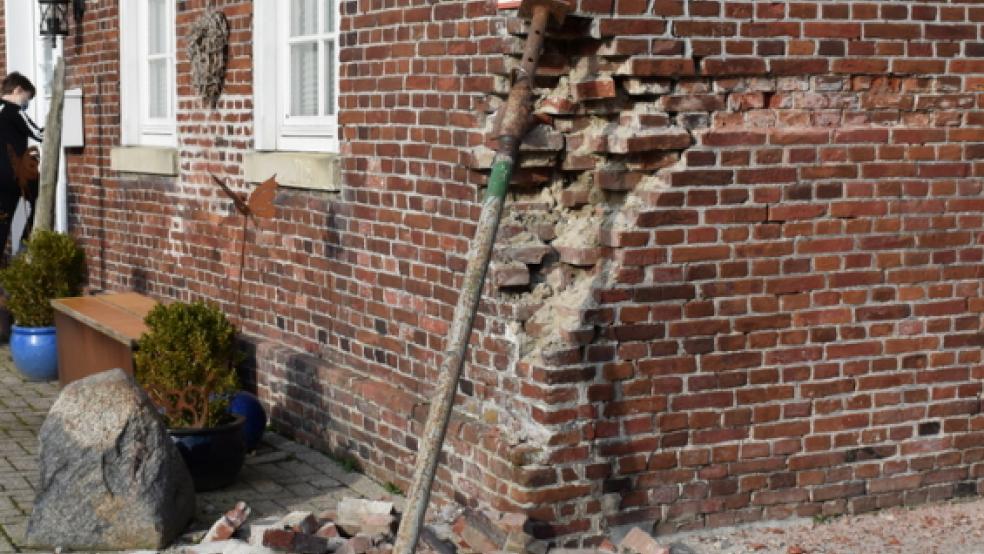 Massiv beschädigt wurde ein Haus in Wittmund-Eggelingen nach dem missglückten Rangiermanövers eines Lkw. © Feuerwehr Wittmund