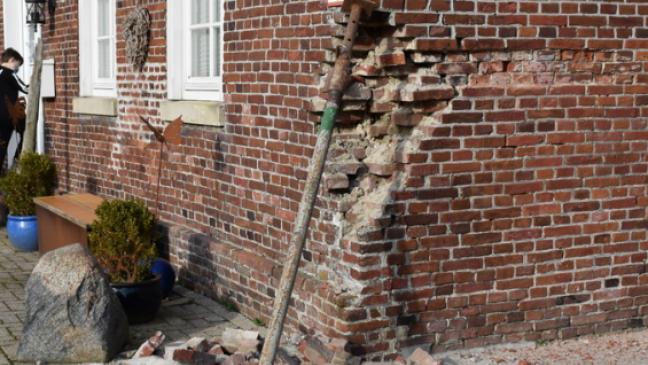 Lastwagen kracht gegen Hausecke