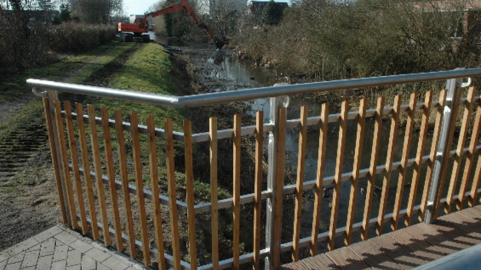 Das Bild zeigt die Perspektive von der jüngst sanierten Fußgängerbrücke an der Dodo-Wildvang-Straße, die seit einigen Wochen wieder passierbar ist. © Foto: Szyska