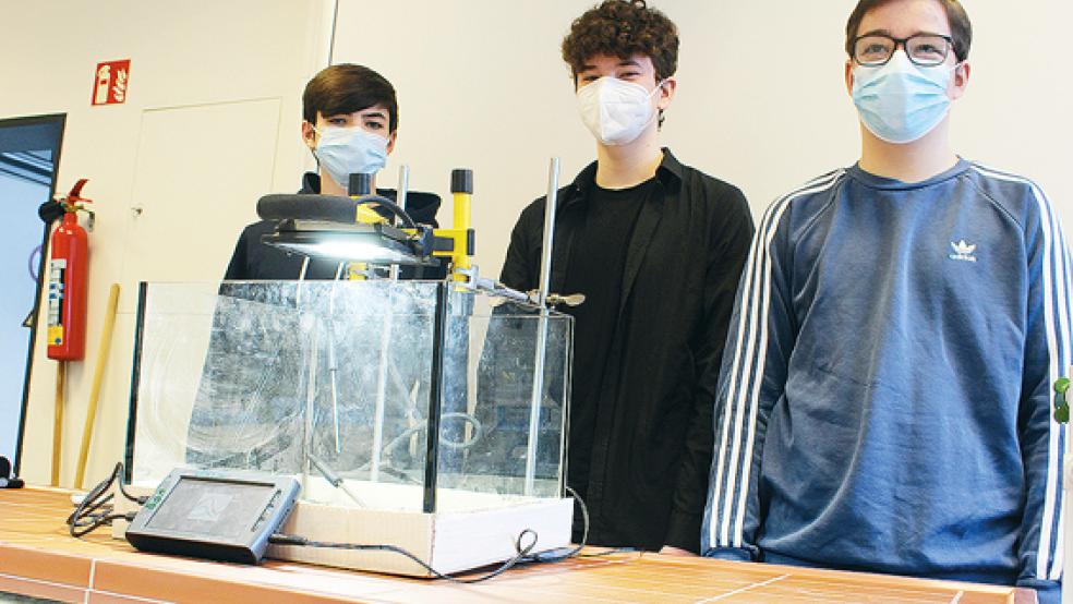 Ben Schüler, Thorben Zechner und Philip Teubner (von links) belegten in der Kategorie Chemie den zweiten Platz und können sich außerdem über den Sonderpreis der Bundesstiftung Umwelt freuen.  © Foto: Berents