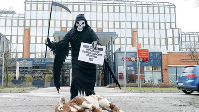 PETA-Protestaktion vor dem Auricher Kreishaus